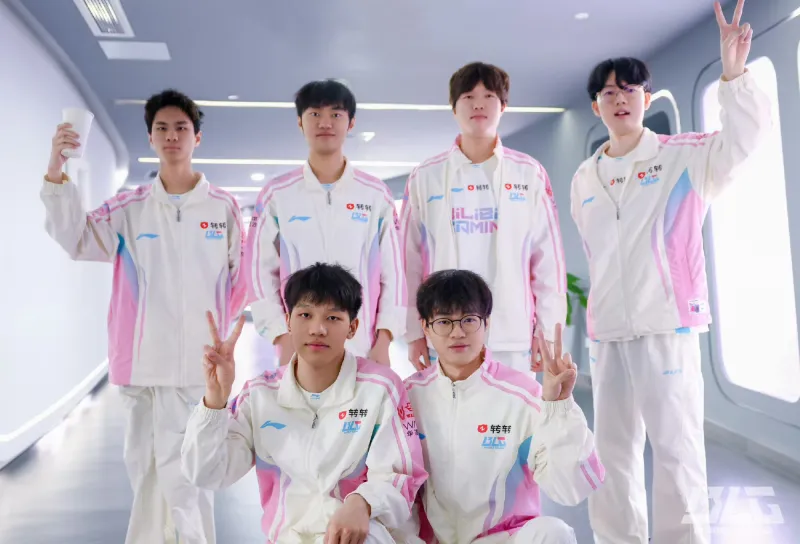 云开体育app下载-战胜JDG后，BLG分享赛场合照：锋芒所向
