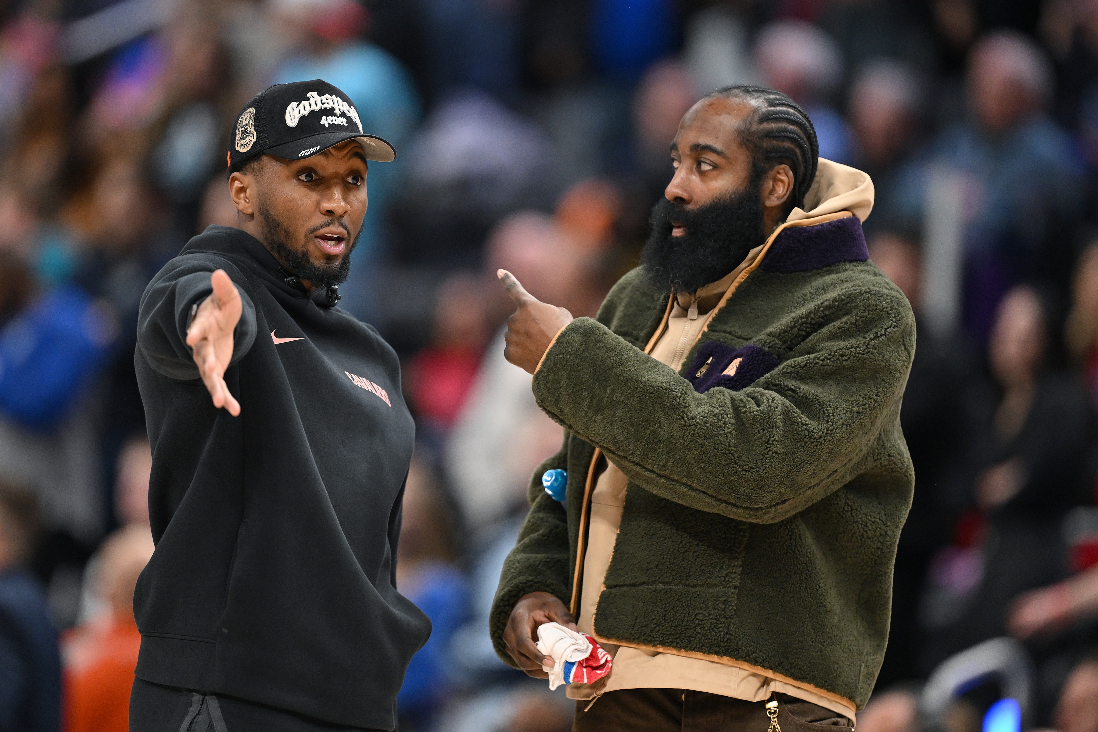 开云app体育下载-米切尔：哈登吸引了大量防守 最好选择是我退后一步让他掌控比赛